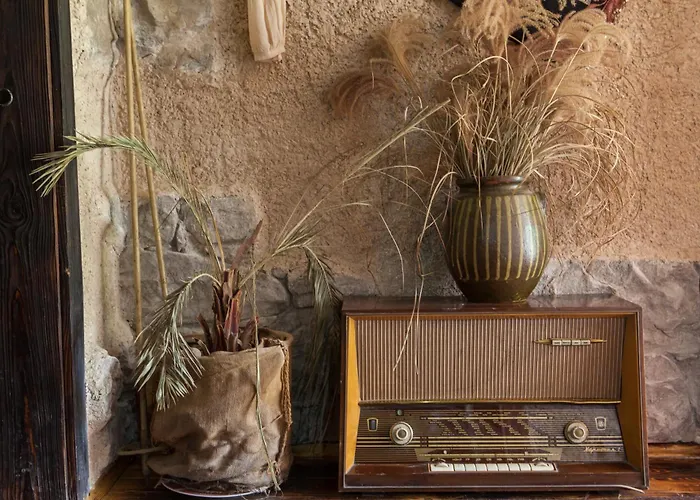 самостоятелна с изглед към планината Kraevo