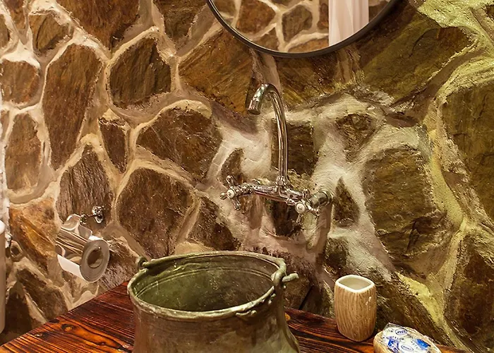 самостоятелна с изглед към планината